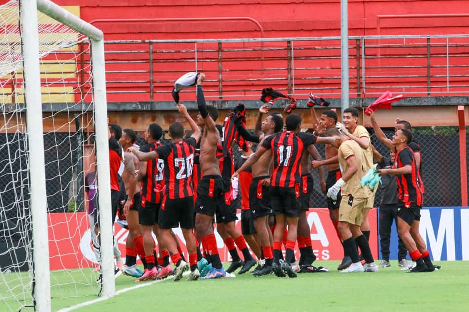Jogadores do Vitória comemoram triunfo sobre o Vasco na Copinha 2024 (Foto: Saulo Dias/MOCHILA PRESS)