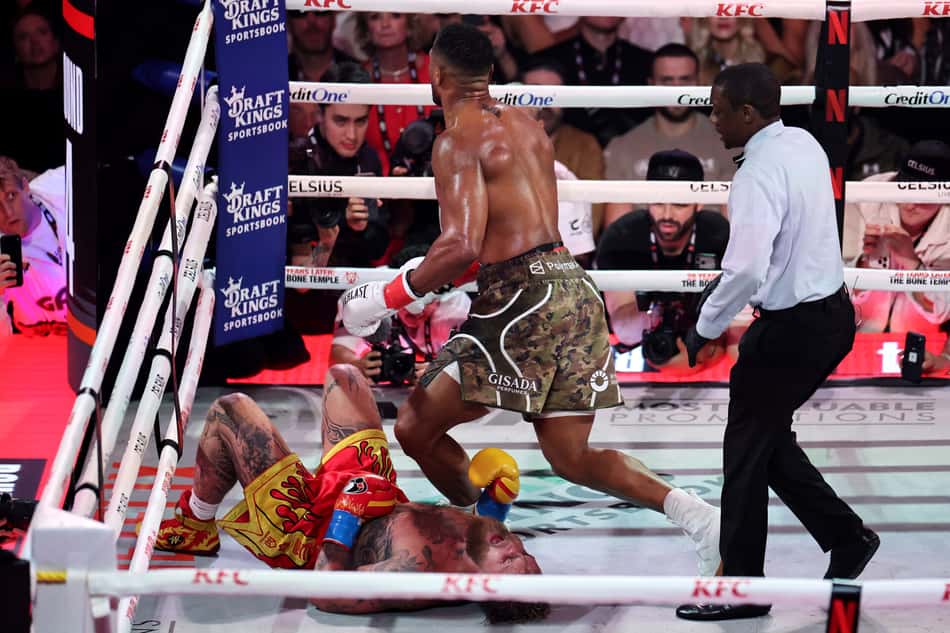 Anthony Joshua em luta contra Jake Paul