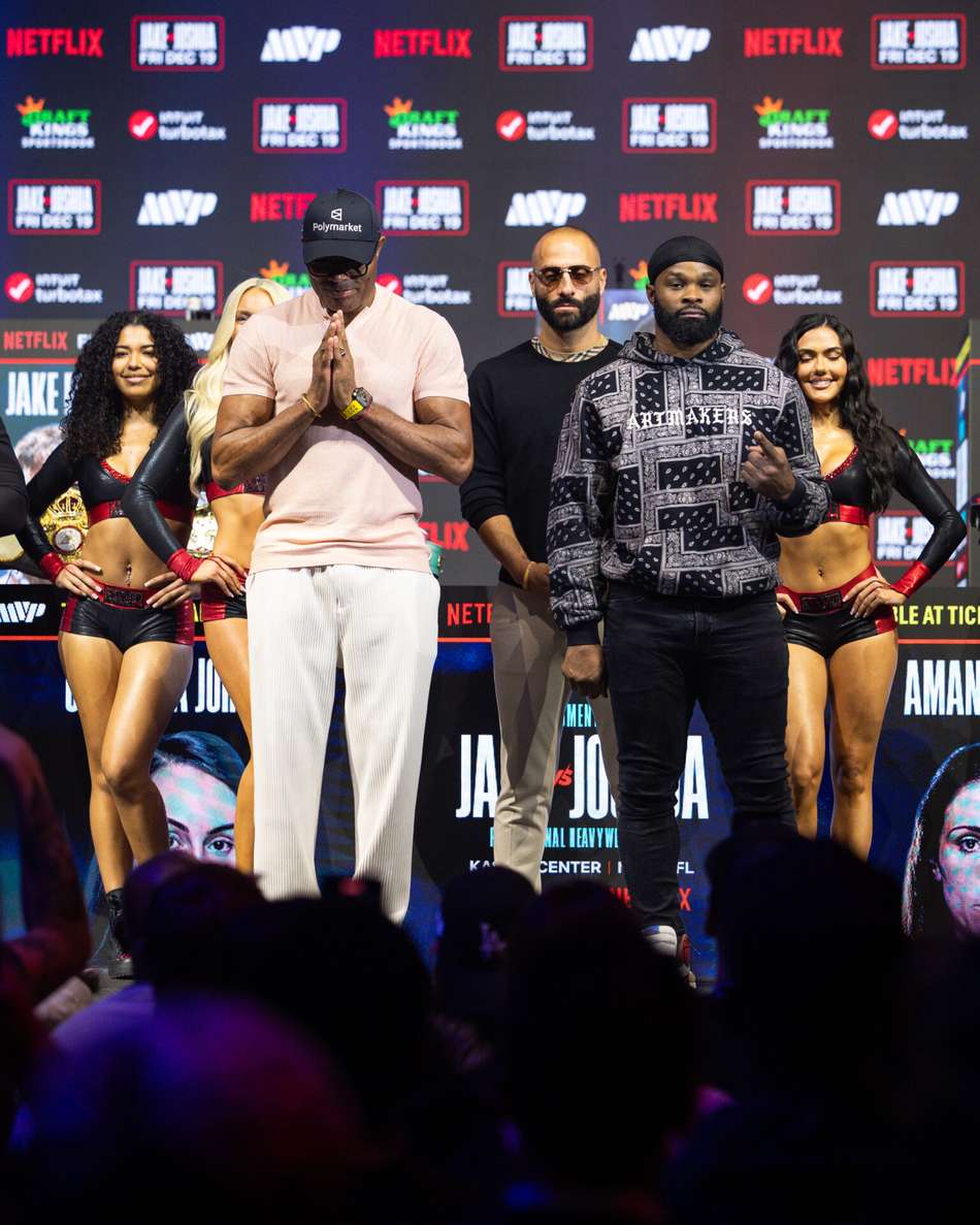 Anderson Silva pega Tyron Woodley (Divulgação/Netflix)
