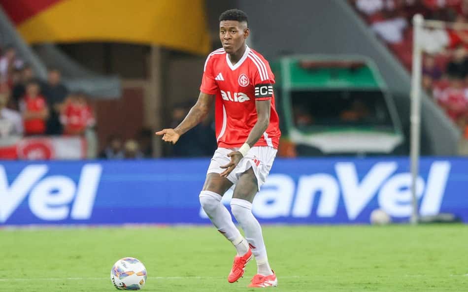 Zagueiro do Internacional é esperado para exames no Flamengo