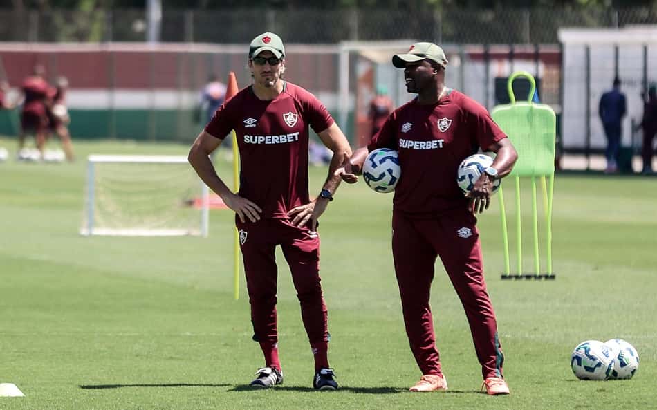 Zubeldía e Marcão lado a lado em treino do Fluminense (Foto: Lucas Merçon/ Fluminense FC)