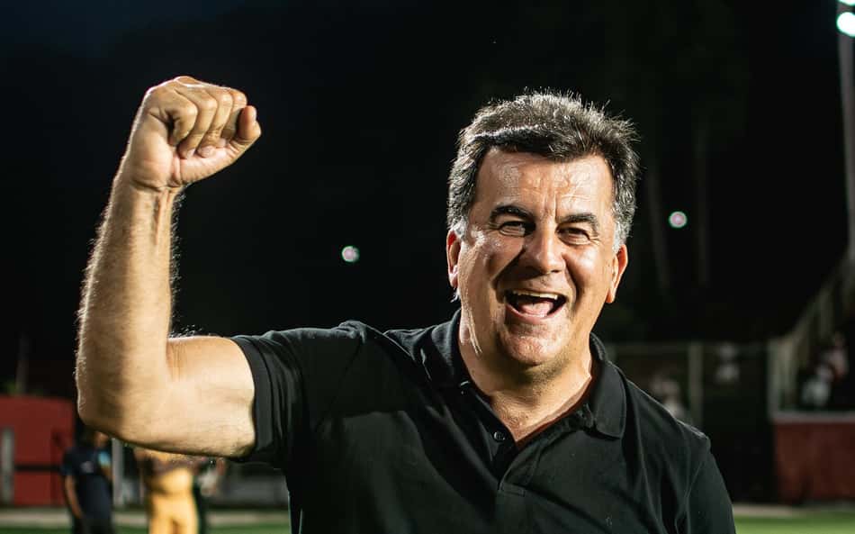 Fábio Mota comemora vitória no Barradão (Foto: Victor Ferreira / EC Vitória)