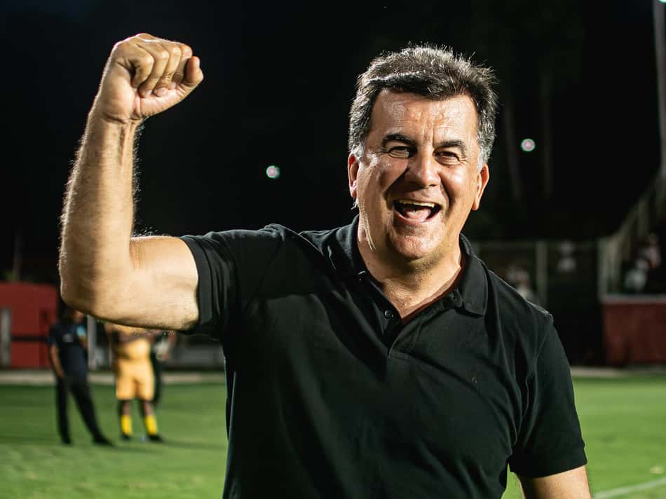 Fábio Mota comemora vitória no Barradão (Foto: Victor Ferreira / EC Vitória)