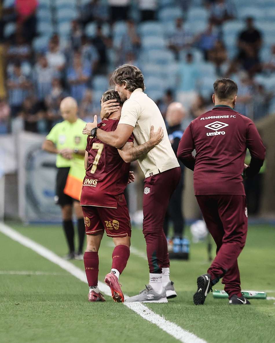 Zubeldía abraça Soteldo em Grêmio x Fluminense (FOTO: LUCAS MERÇON / FLUMINENSE F.C.)