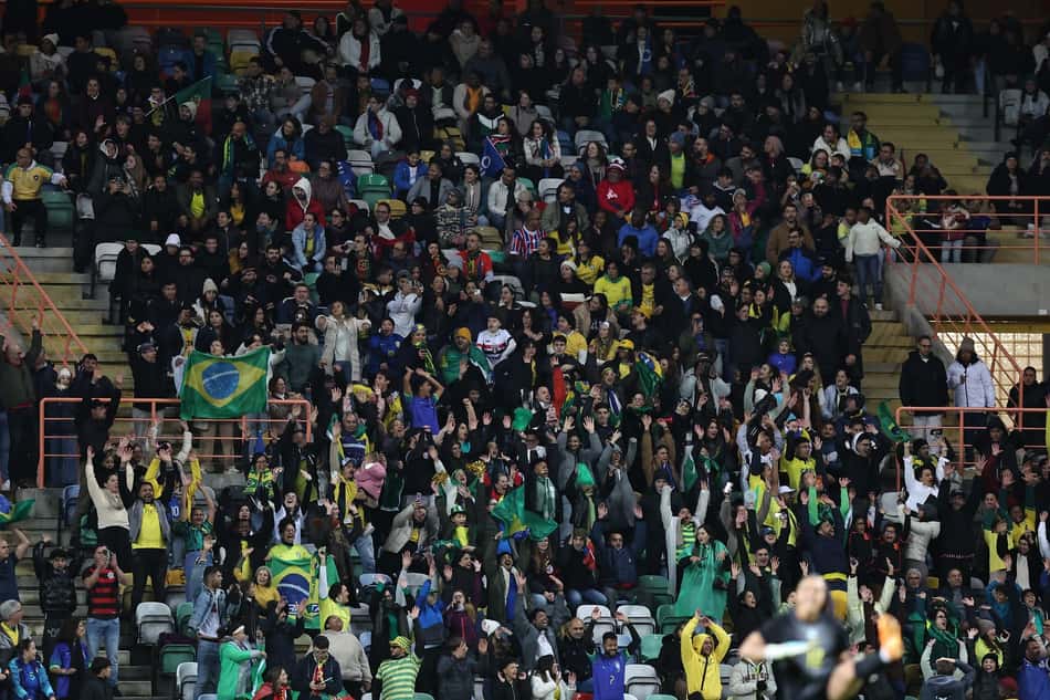 Torcida da Seleção Brasileira feminina em Aveiro. (Foto: Lívia Villas Boas / CBF)