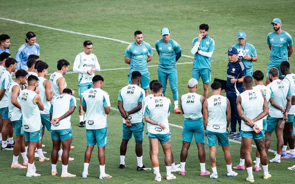 Atacante do Cruzeiro treina com o elenco antes de jogo contra o Botafogo