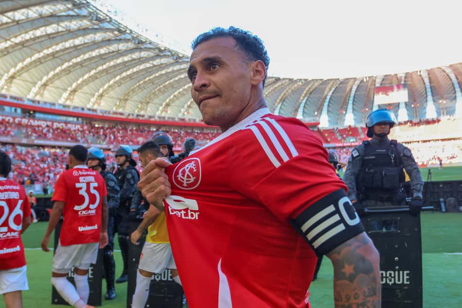 Alan Patrick comemora permanência do Inter na Série A