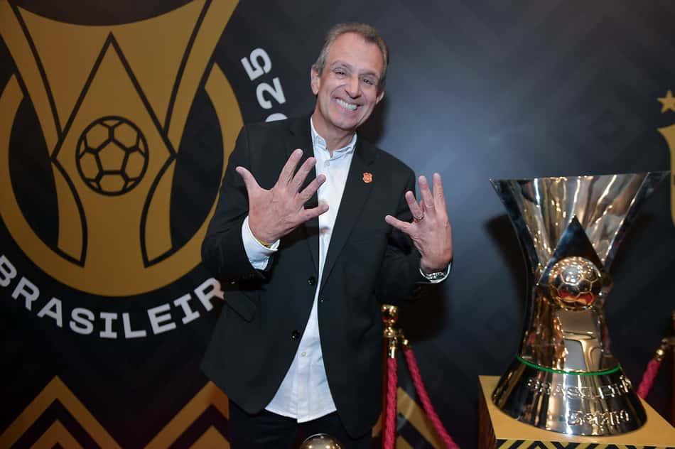 Luiz Eduardo Baptista, presidente do Flamengo, foi quem levantou o troféu do enea (Foto: Staff Images/CBF)