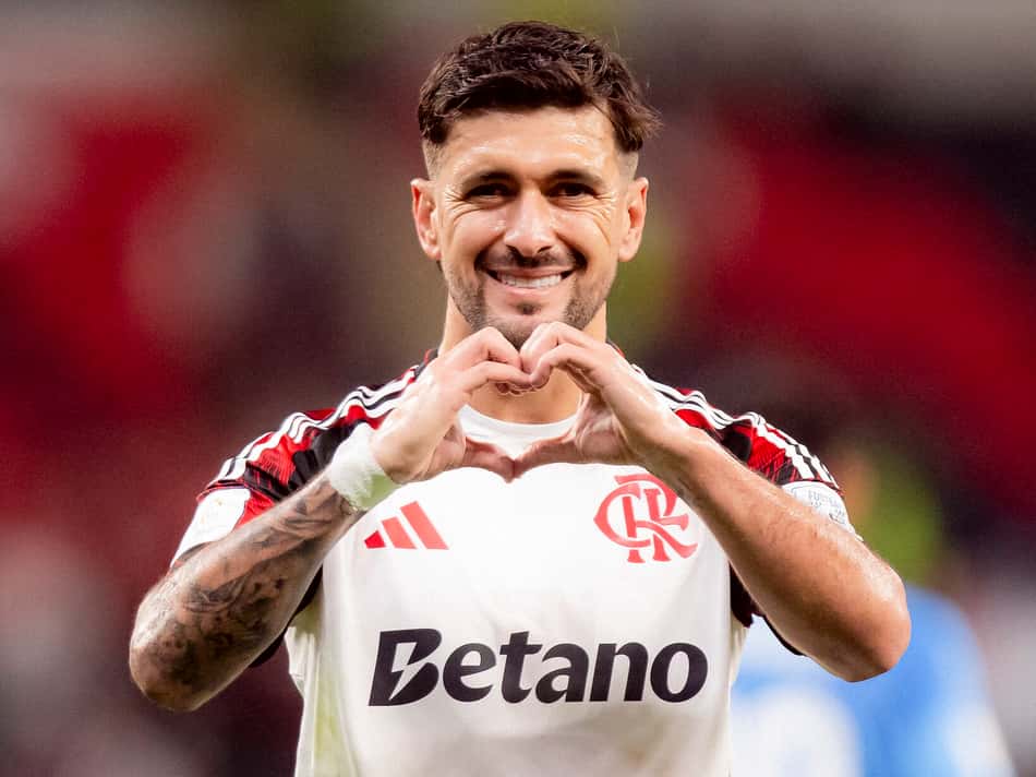 Após marcar na Copa Intercontinental, Arrascaeta faz gesto de coração (Foto: Adriano Fontes/Flamengo)