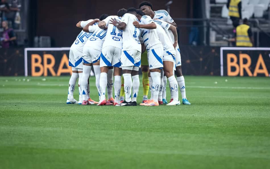Atacante do Cruzeiro deixa jogo contra o Corinthians lesionado