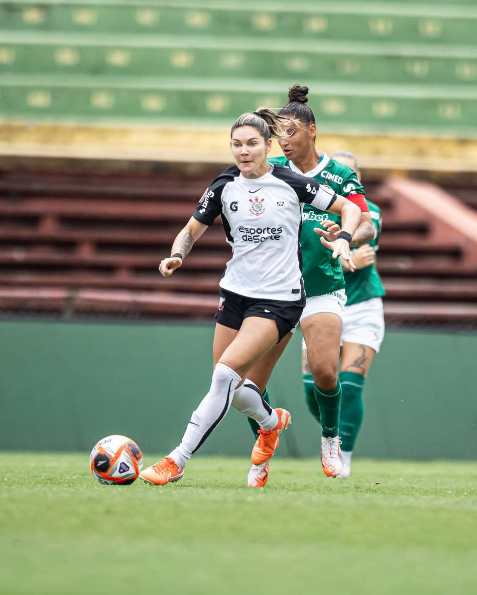Gabi Zanotti conduz bola em Corinthians x Palmeiras. (Foto: Jhony Inacio/Ag. Paulistão)