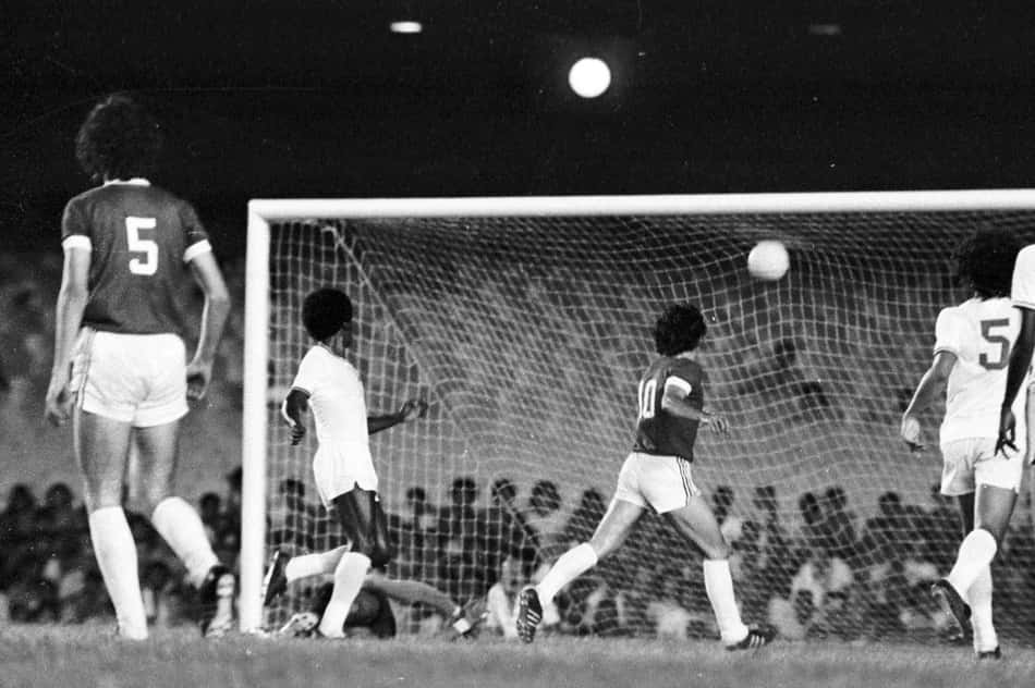 Fluminense x Internacional - Campeonato Brasileiro 1975 - lance do gol de Carpegiani (10)