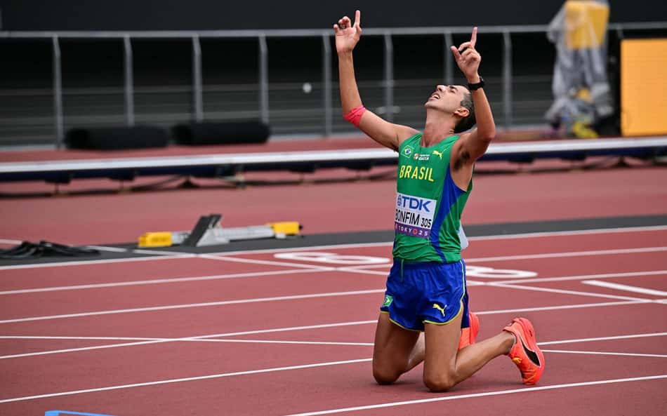 Caio Bonfim encerra 2025 com recordes e prêmio de Atleta do Ano