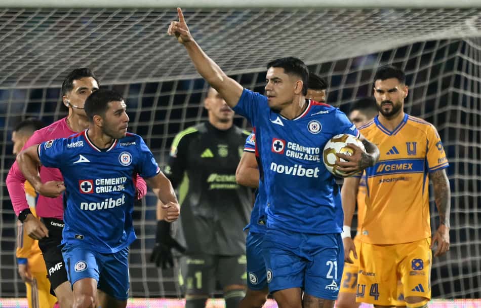 Gabriel Fernández, atacante do Cruz Azul, é o artilheiro da equipe mexicana na atual temporada (Foto: CARL DE SOUZA / AFP)