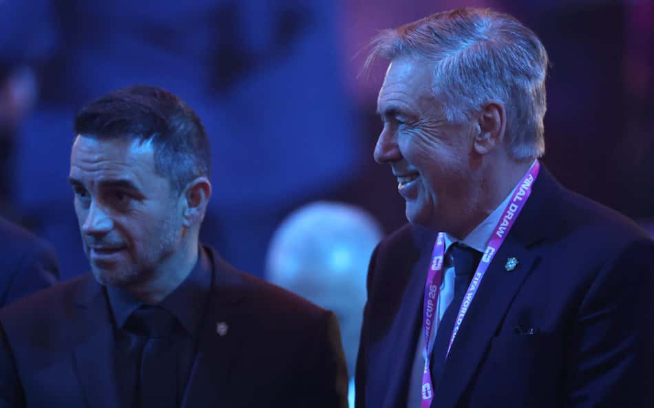 Rodrigo Caetano e Carlo Ancelotti no sorteio da Copa do Mundo pela Seleção Brasileira (Foto:Dan Mullan / GETTY IMAGES NORTH AMERICA / Getty Images via AFP)