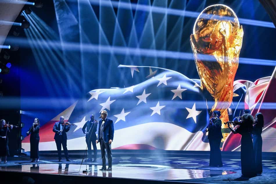 Andrea Bocelli canta na abertura da cerimônia de sorteio dos grupos da Copa do Mundo (Foto: Mandel NGAN / POOL / AFP)
