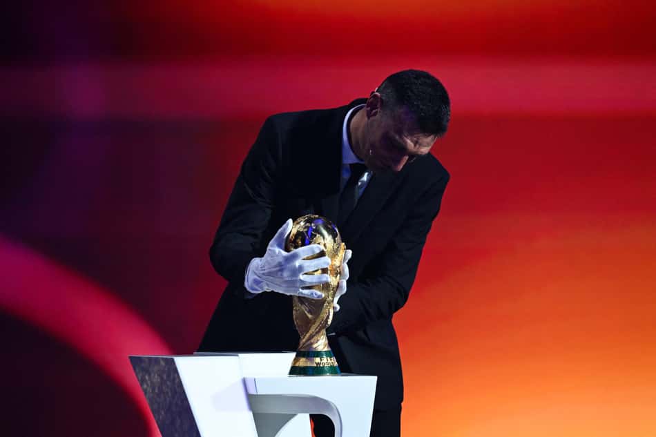 Scaloni foi obrigado a usar luvas ao conduzir o troféu no sorteio da Copa do Mundo