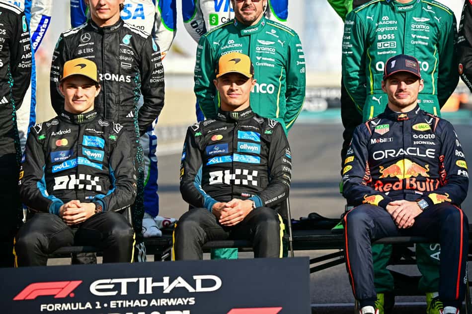 Oscar Piastri, Lando Norris e Max Verstappen posam para foto de encerramento da temporada da F1 (Foto: Giuseppe CACACE / AFP)