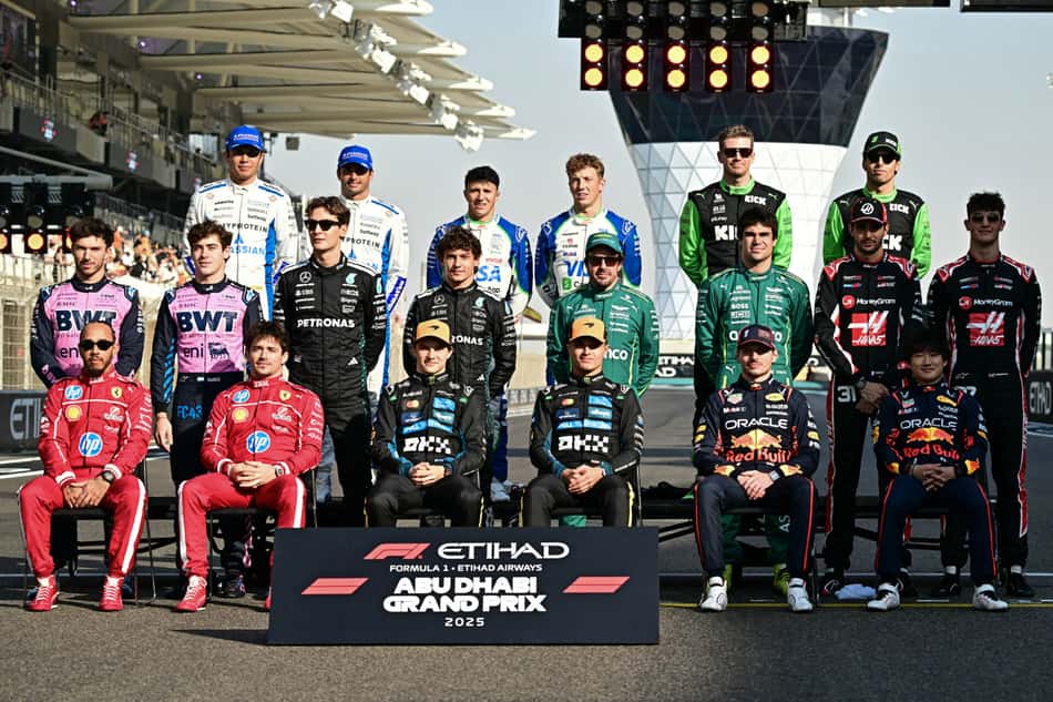 Pilotos posam para foto de encerramento da temporada da F1 (Foto: Giuseppe CACACE / AFP)