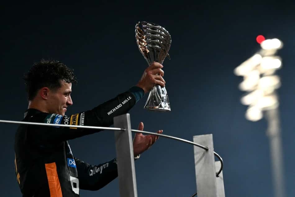 O britânico Lando Norris comemora o título da temporada da Fórmula 1 (Foto: Andrej ISAKOVIC / AFP)