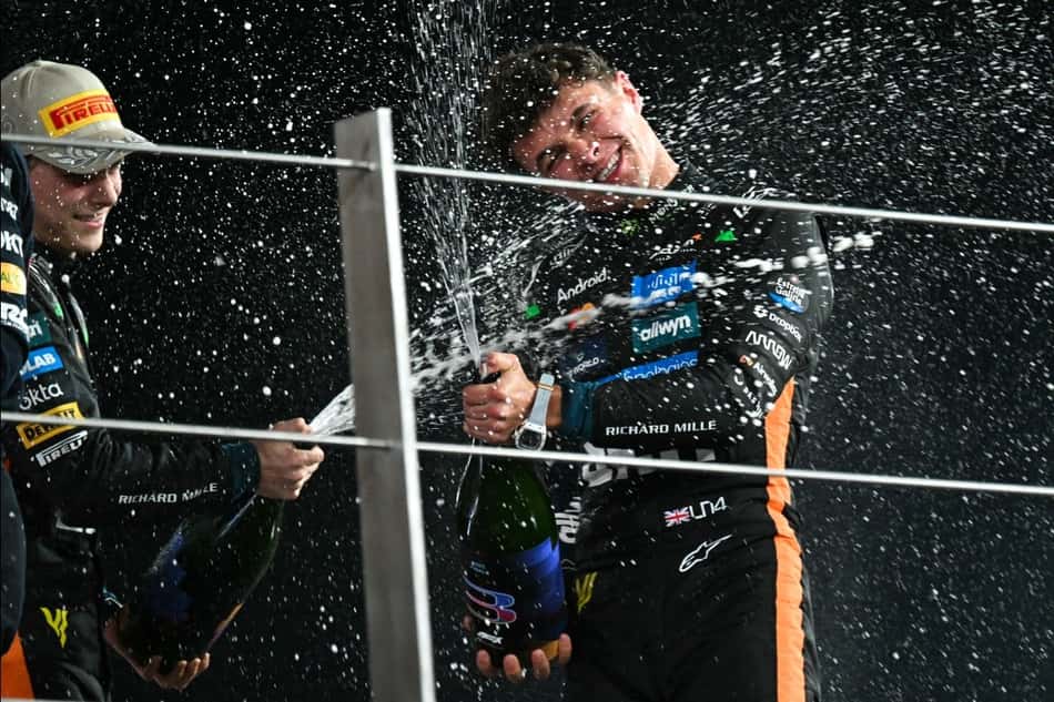O britânico Lando Norris comemora o título da temporada da Fórmula 1 (Foto: Andrej ISAKOVIC / AFP)