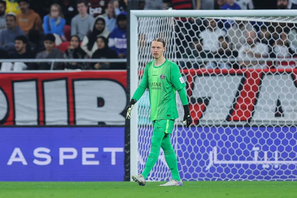 Safonov, do PSG, pegou o pênalti de Pedro, do Flamengo, em lance similar ao da Copa do Mundo