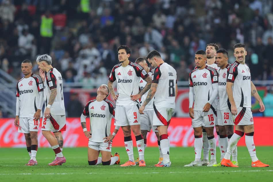 Jogadores do Flamengo durante a cobrança de pênaltis (Foto: Karim Jaafar/AFP)