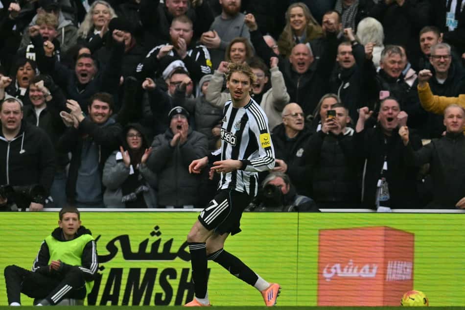 Nick Woltemade marcou dois gols na partida entre Newcastle e Chelsea (Foto: ANDY BUCHANAN / AFP)