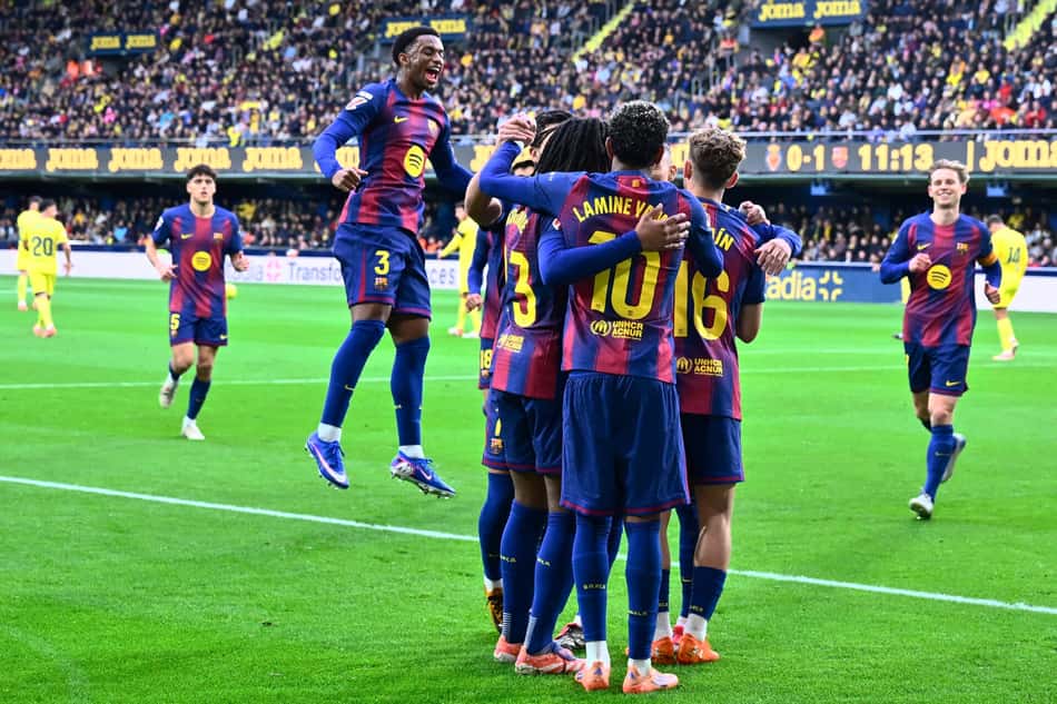 Jogadores do Barcelona comemoram gol marcado sobre o Villarreal, por La Liga (Foto: Jose JORDAN / AFP)