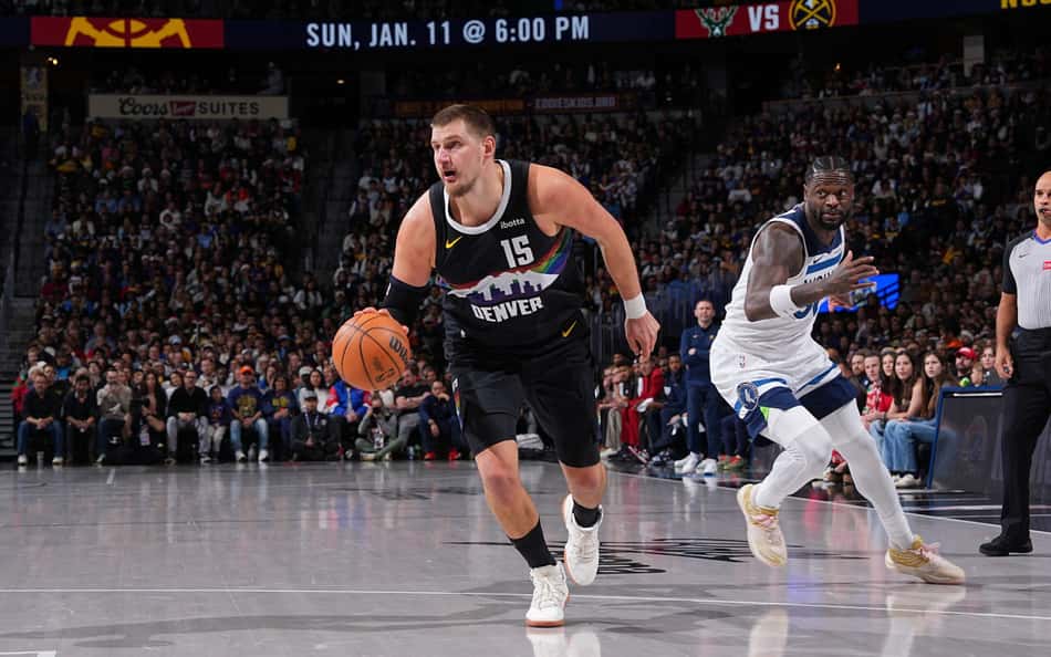 Jokic faz história, e Curry alcança marca de 26 mil pontos no Natal da NBA