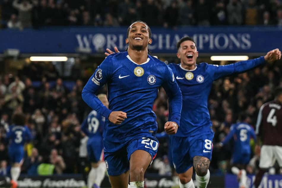 João Pedro comemora gol do Chelsea sobre o Aston Villa (Foto: Glyn KIRK / AFP)