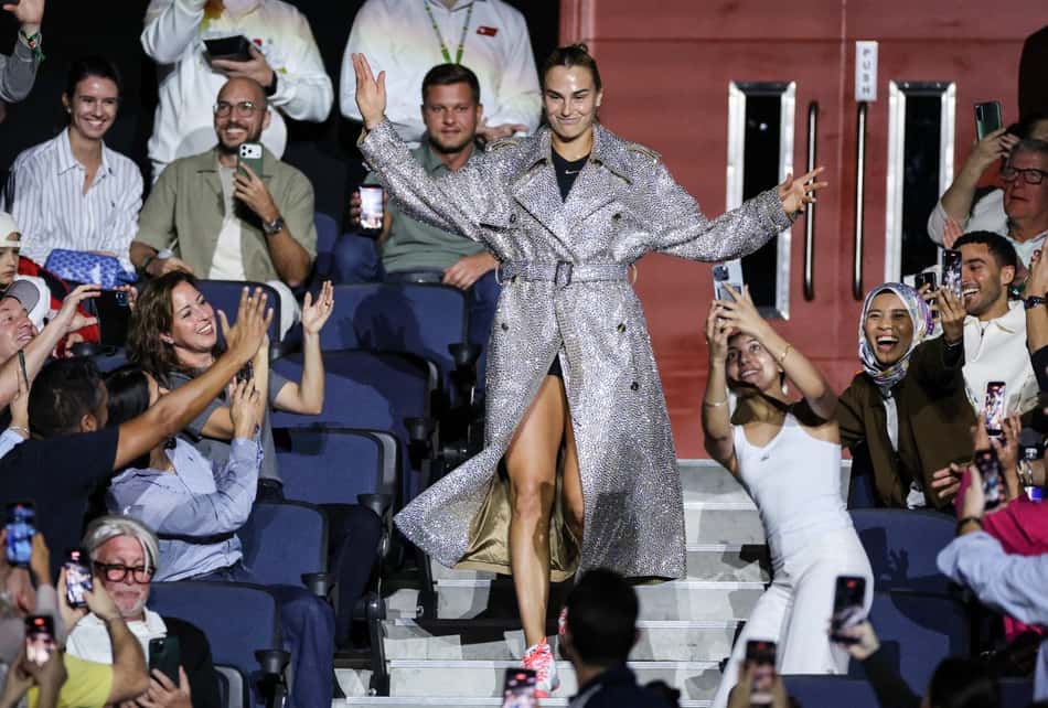 A entrada triunfante de Aryna Sabalenka em quadra, em Dubai