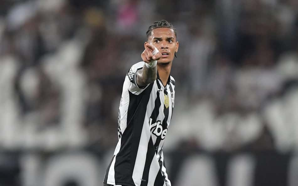 Vitória mantém negociações por Newton, volante do Botafogo