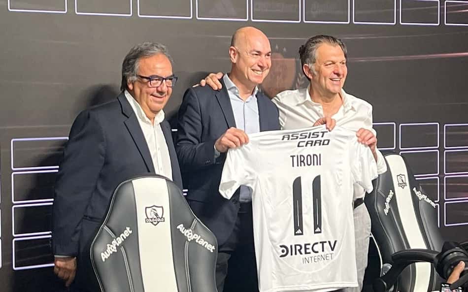 Alejandro Paul, Diretor Geral do Colo-Colo, Tironi Paz Ortiz, Presidente da Imply Tecnologia, e Aníbal Mosa, Presidente do Colo-Colo, no fechamento da parceria (Foto: Reprodução)