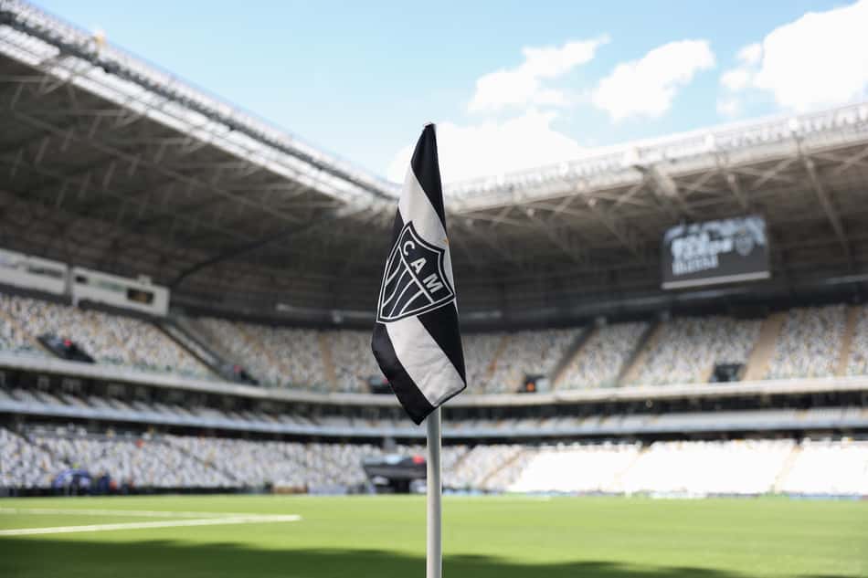 Bandeirinha de escanteio do Atlético na Arena MRV (Foto: Daniela Veiga / Atlético)