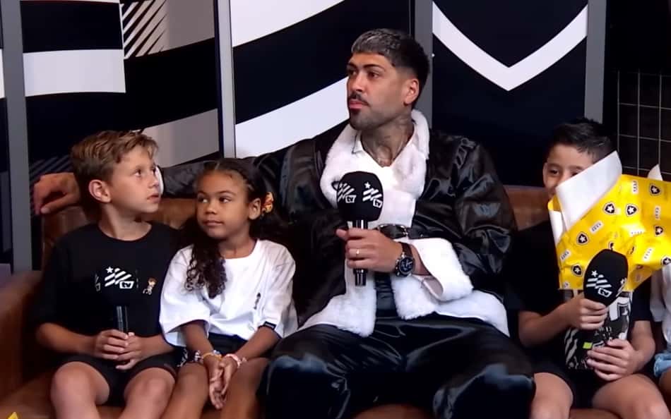 Barboza se veste de Papai Noel e presenteia crianças em ação do Botafogo