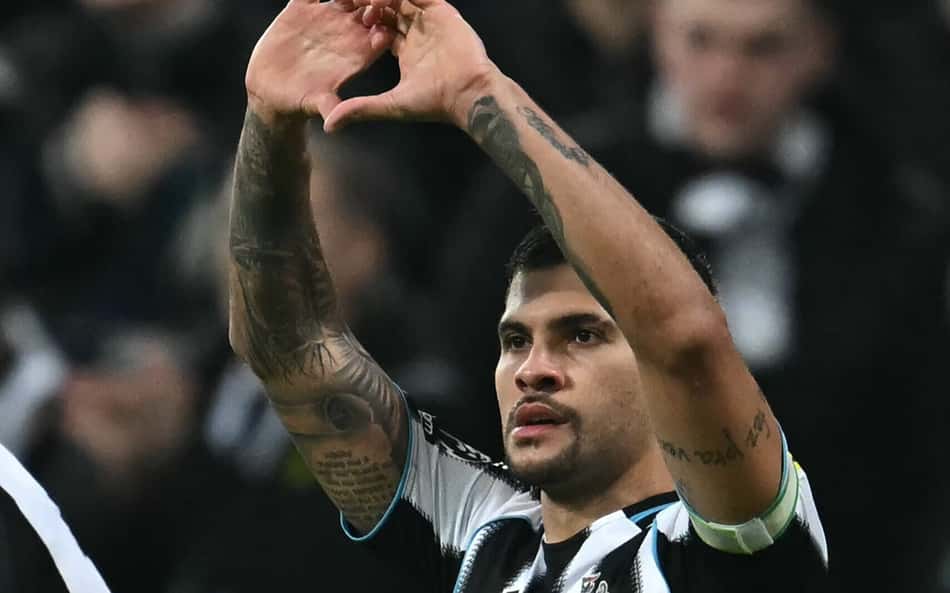 Bruno Guimarães comemorando o gol marcado na Premier League (Foto: Paul Ellis/AFP)