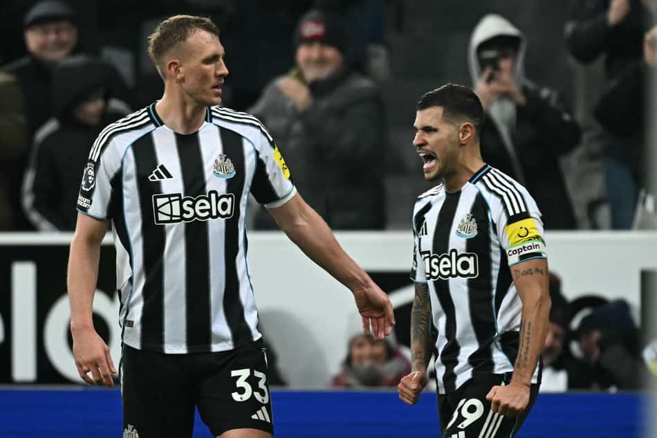 Bruno Guimarães comemorando o gol marcado no duelo entre Newcastle e Tottenham (Foto: Paul Ellis/AFP)
