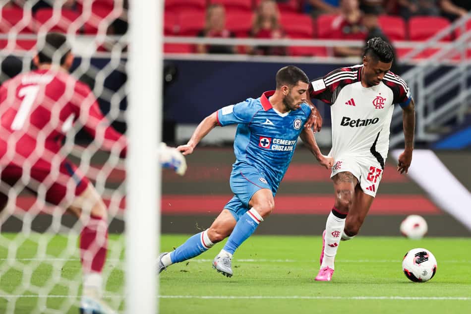 Bruno Henrique, do Flamengo, disputa bola com defensor do Cruz Azul no Mundial