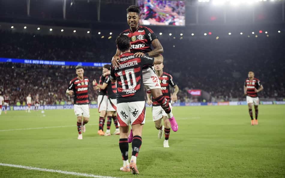 Maiores campeões: Arrascaeta e Bruno Henrique ampliam recorde de títulos pelo Flamengo