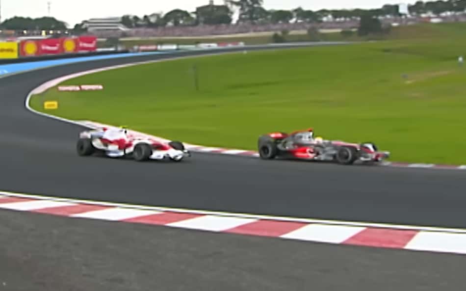 Lewis Hamilton ultrapassa Timo Glock e tira título de Felipe Massa em 2008 (Foto: reprodução / F1TV)