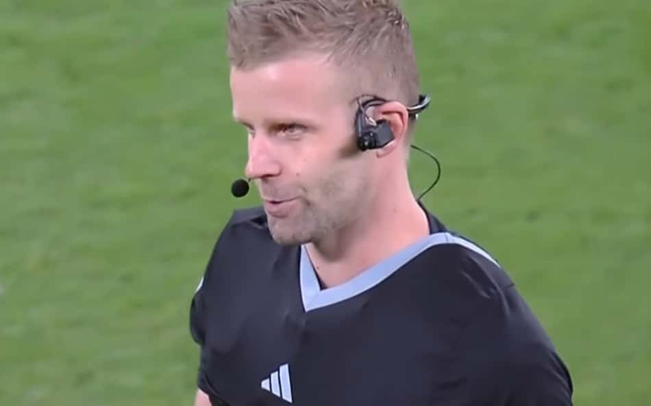 Árbitro Glenn Nyberg apitou Flamengo x Cruz Azul (Foto: Reprodução Globo)