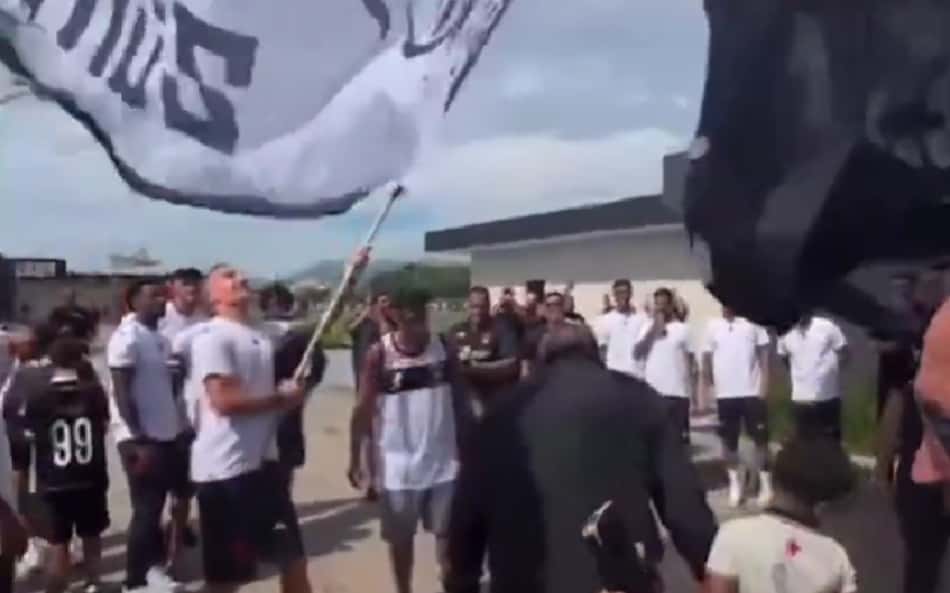 Torcida do Vasco comparece ao CT para apoiar a equipe antes de decisão contra o Fluminense