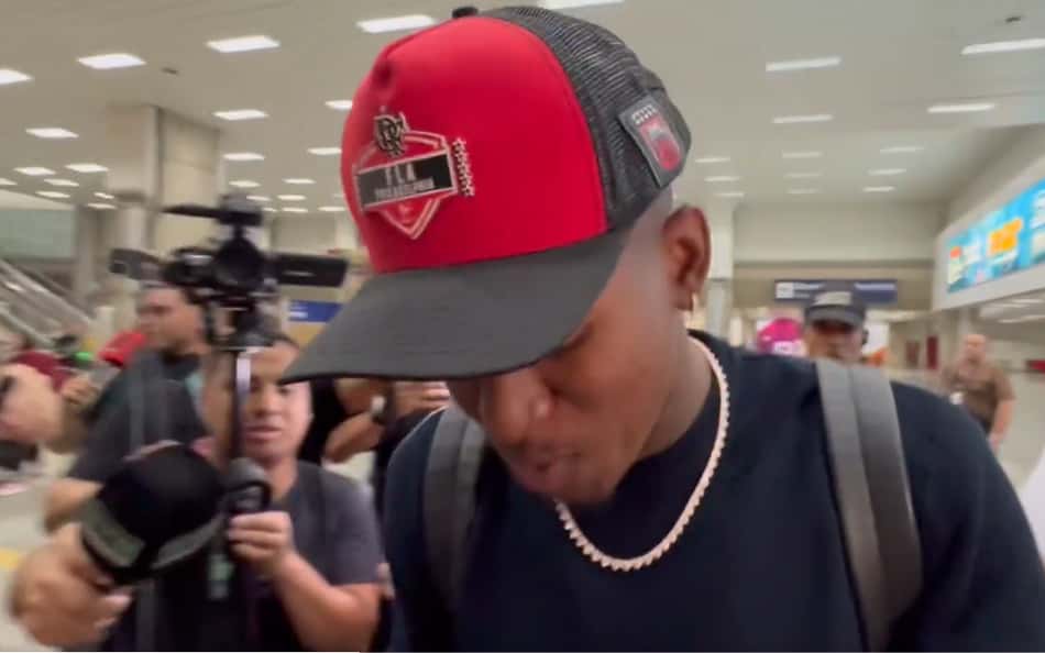 Vitão chega ao Rio de Janeiro para realizar exames no Flamengo (Foto: Reprodução)