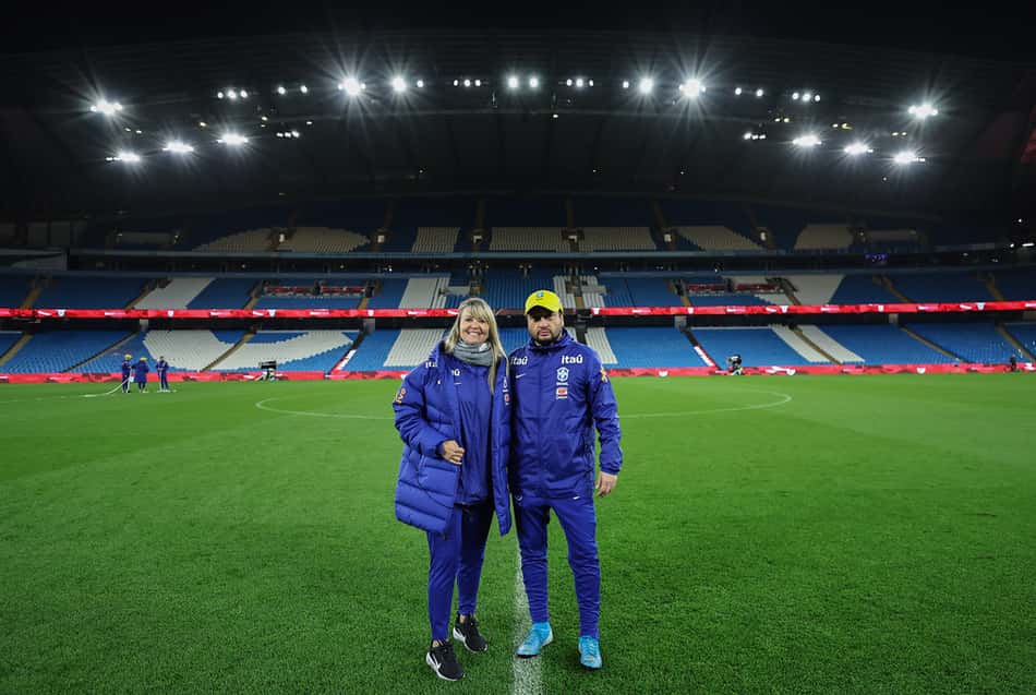 Cris Gambaré e Arthur Elias em jogo da Seleção Feminina (Foto: Lívia Vilas Boas/CBF)