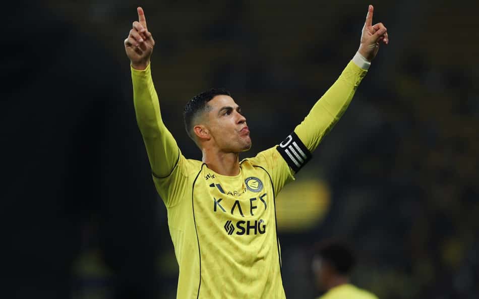 Cristiano Ronaldo comemora gol marcado pelo Al-Nassr sobre o Al-Okhdood