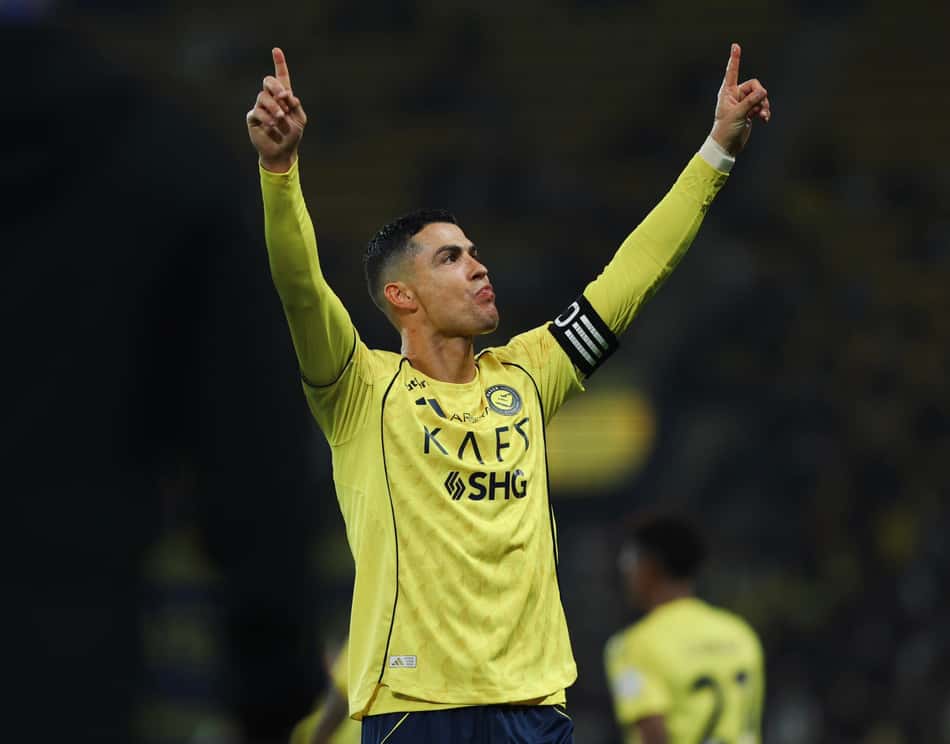 Cristiano Ronaldo comemora gol marcado pelo Al-Nassr sobre o Al-Okhdood