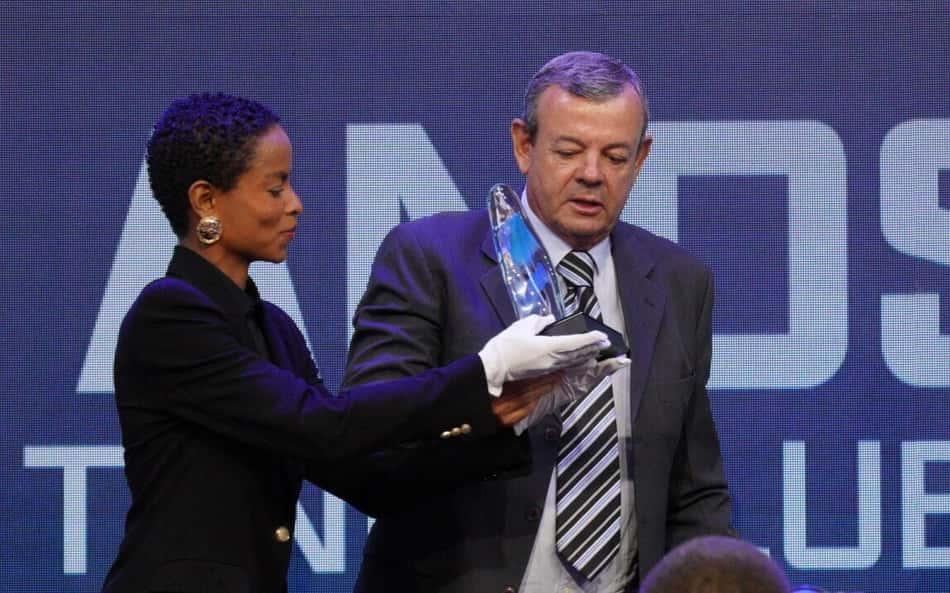 Lars Grael, ao centro, durante a premiação do Sou do Esporte (Divulgação)