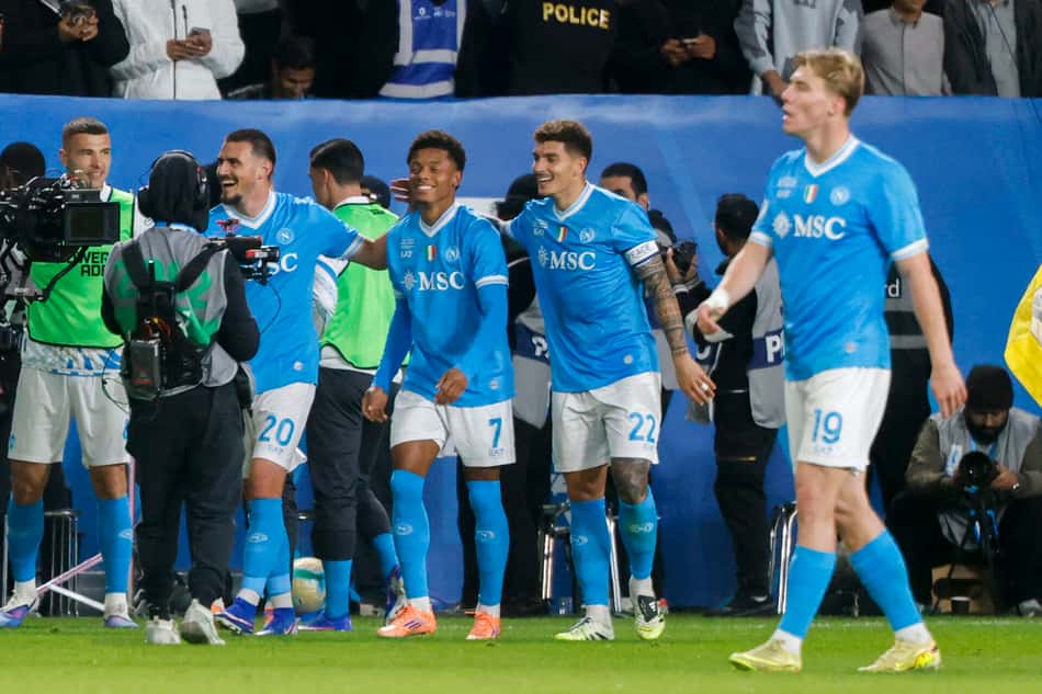 David Neres comemora segundo gol do Napoli sobre o Bologna