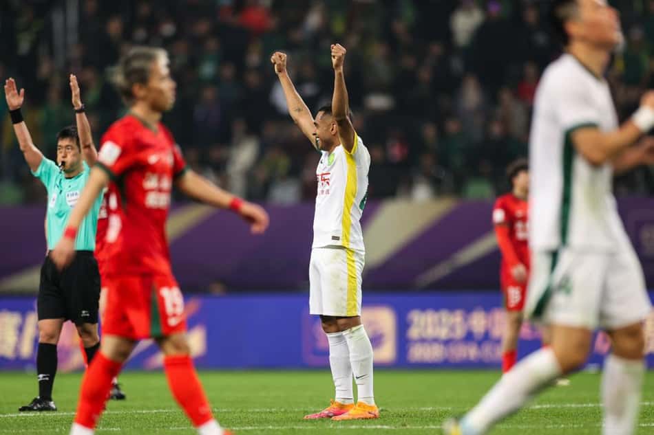 Dawhan comemora título do Beijing Guoan, da China (Foto: Divulgação)